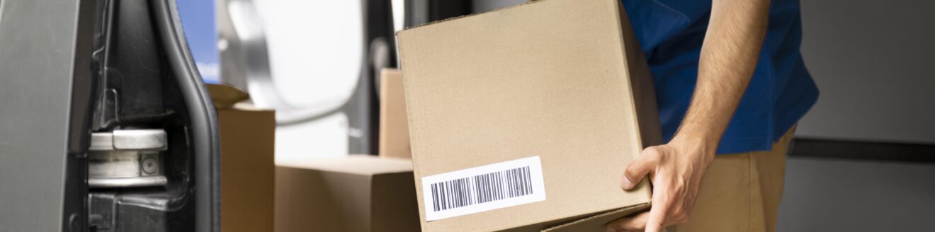 Homme déchargeant des cartons d'un camion.