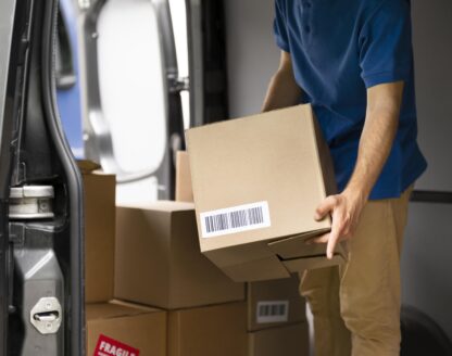 Homme déchargeant des cartons d'un camion.