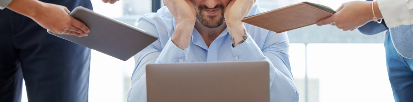 Homme stressé au bureau, multitâche, pression au travail.