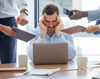 Homme stressé au bureau, multitâche, pression au travail.